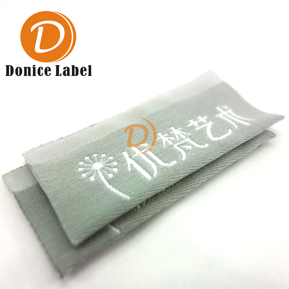 Double-sided woven labels for versatile branding