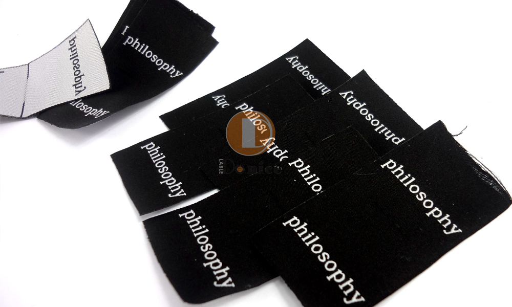 High-visibility woven labels for safety gear