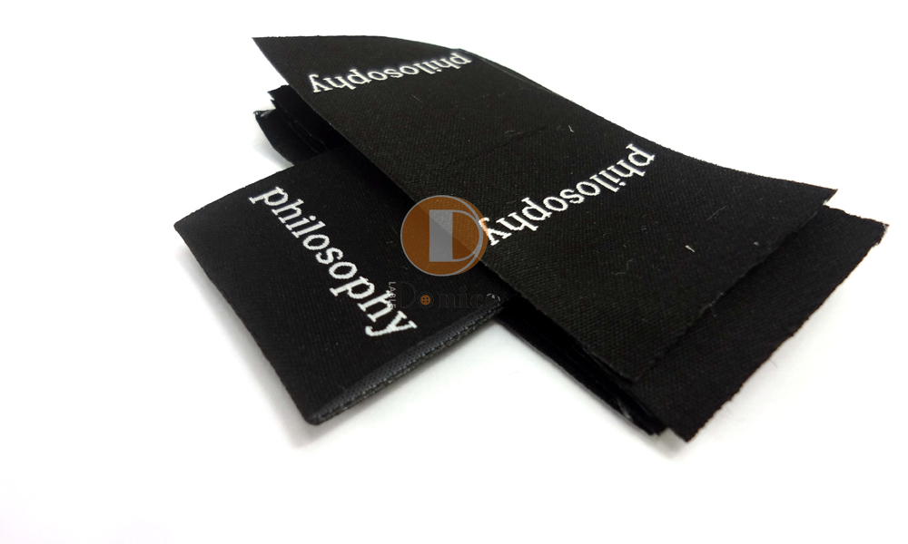 High-visibility woven labels for safety gear