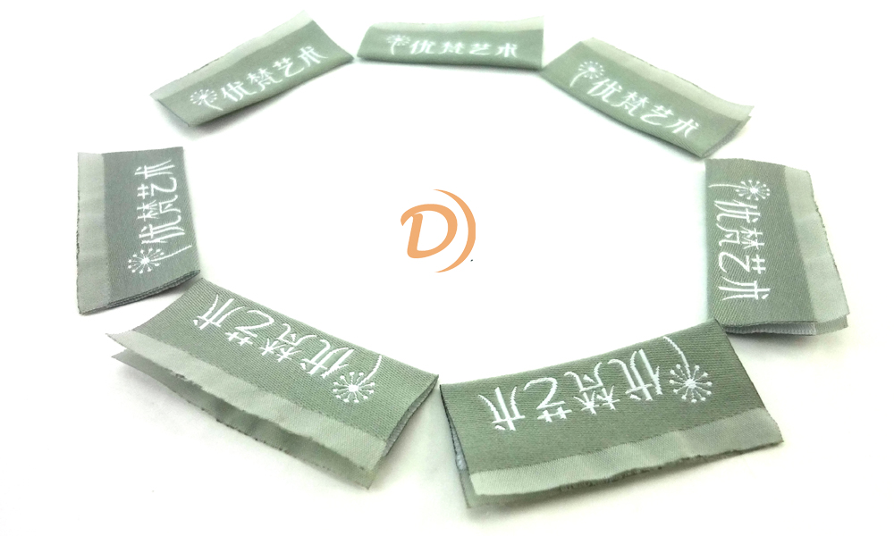 Double-sided woven labels for versatile branding