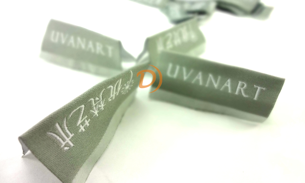 Double-sided woven labels for versatile branding