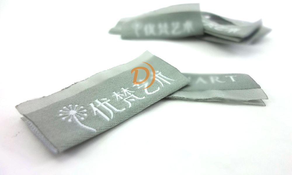 Double-sided woven labels for versatile branding